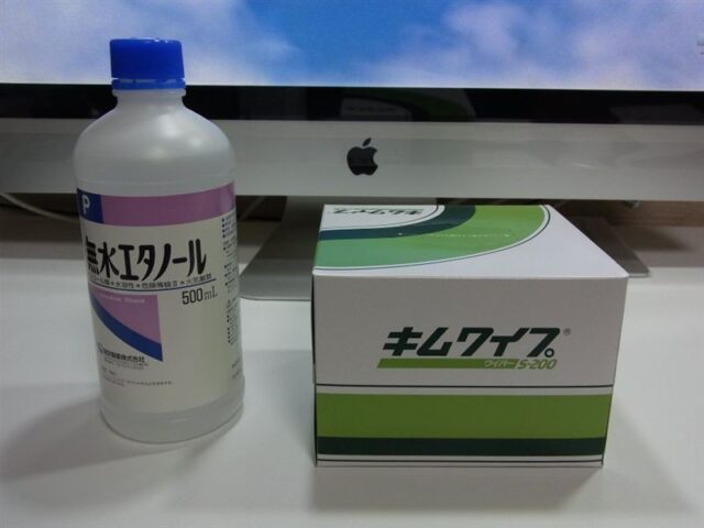 無水エタノールとキムワイプ